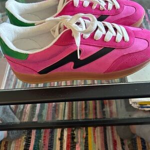 Madden Girl Giia NEW Pink Court Sneaker  Size  Womens 11 M. new in box.